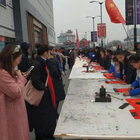 仙桃市文联、市书法研究会携龙华山小学学生义务写春联，喜迎新春送祝福活动圆满成功（副本）