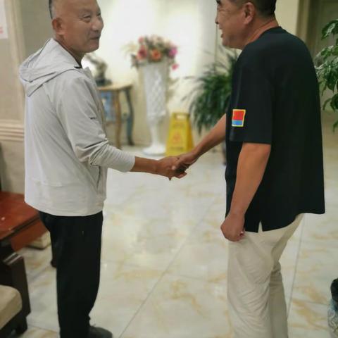 43年战友情深，43年兄弟谊长。2022年7月31日，泗水、曲阜两地战友相聚一起，欢聚一堂，共庆八一建军节！