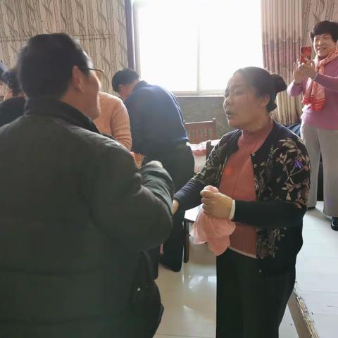 风霜雨雪四十四载，同窗共读情深谊浓。2021年12月26日，泗水一中七七届高二六班师生首聚联谊会如期举行。