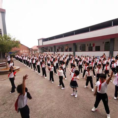 多彩运动润身心，昂扬精神展风采——三湖镇学区举行小学升旗仪式、“两操”及大课间活动比赛