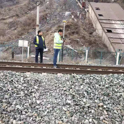 区交通运输局组织高南线、下深线工程涉铁路部分勘测设计