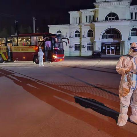 区交通转运组完成次密接转运任务