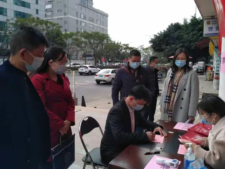 鹤龙街党工委书记黄符伟带队到时代玫瑰园社区指导居民代表选举工作