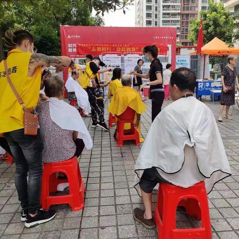 时代社区居委联合鹤龙街社工服务站开展爱心义剪、免费义诊及防诈骗宣传活动