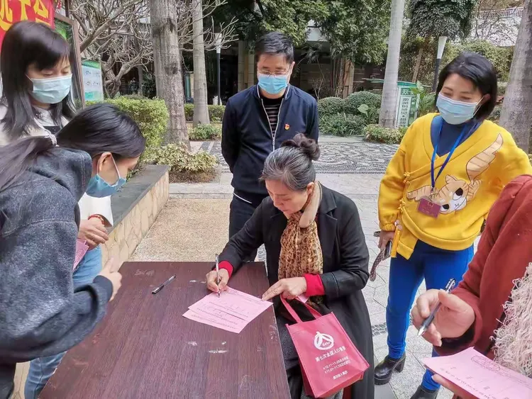 鹤龙街党工委书记黄符伟带队到时代玫瑰园社区指导居民代表选举工作