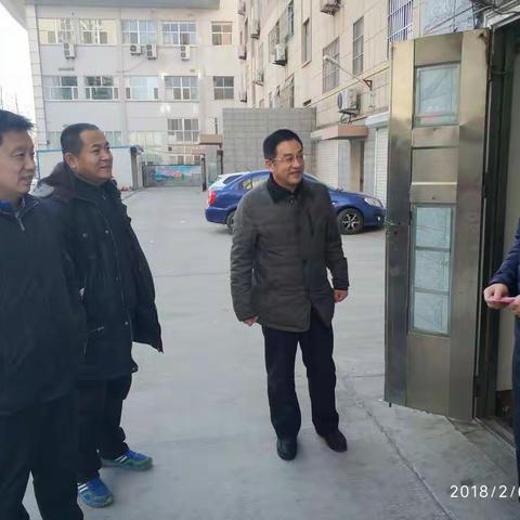 新春将至，温暖先行，聊城四中西校领导慰问退休老教师。