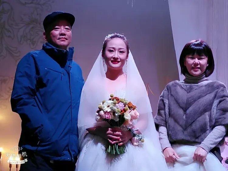 舅舅为了参加婚礼是带了西装的,可惜没能换上。