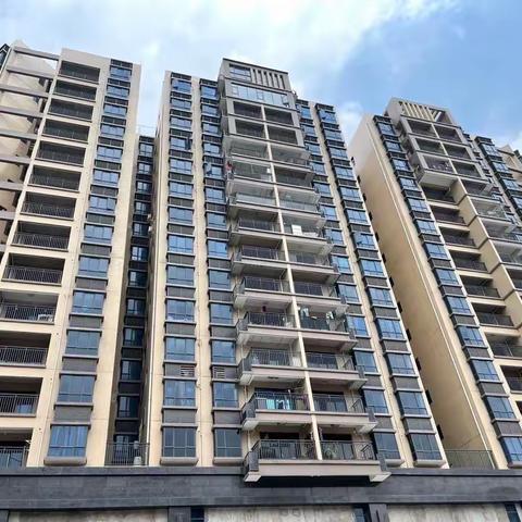 东莞 松湖云境 均价8500/平米，4栋统建楼 带天然气，停车场 首付4成，分期5年