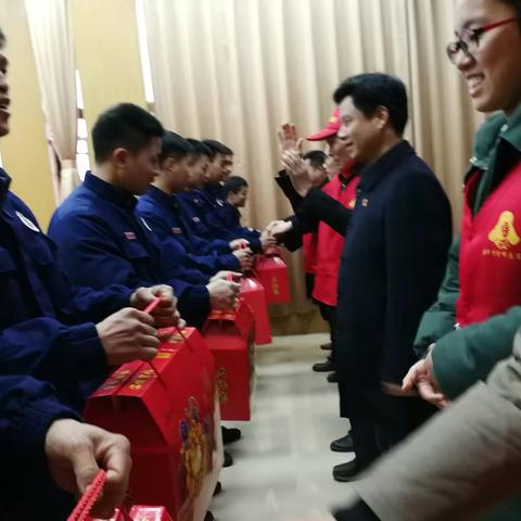 志愿者温暖社会    消防兵全心为民       一一成泰银行表心意