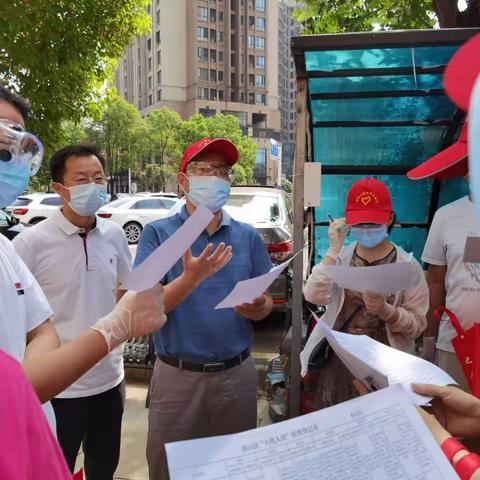 英格中学党员下沉社区，助推“六类人员”排查摸底