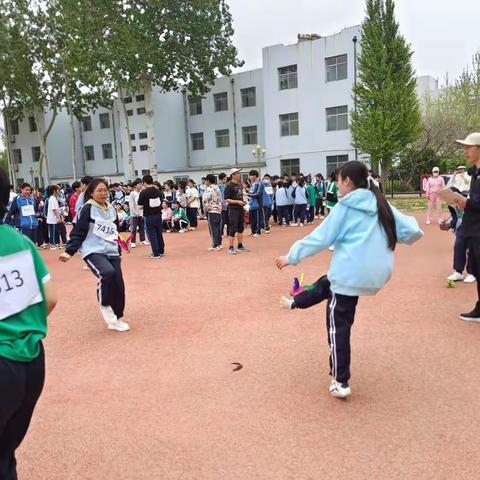 青春奔跑在赛道上                              -----记徐福中学春季运动会