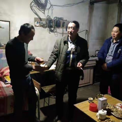 党支部书记走访慰问困难职工