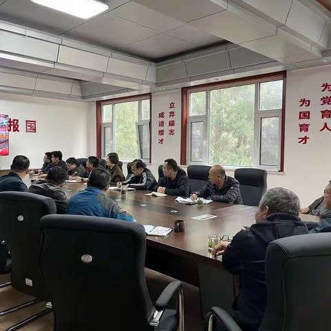 历城一中组织干部群众收看党的二十大开幕会： 不忘初心，继续风雨无阻向前行！