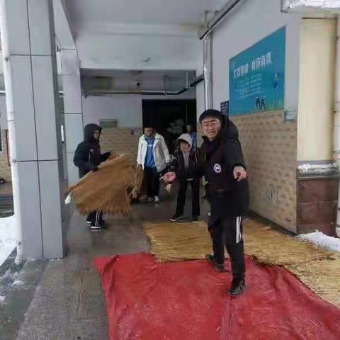 风雪袭校园  汗水暖人心