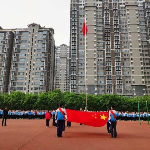 五月模拟练兵，六月沙场绽放––济宁十二中举行“迎接二模，备战中考”主题升旗仪式