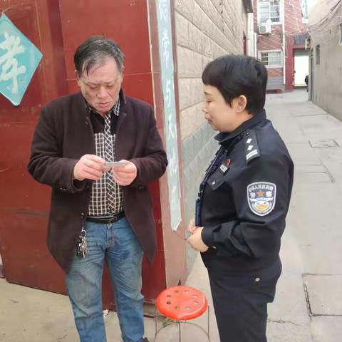 为孤寡老人送证上门  促教育整顿走深走实
