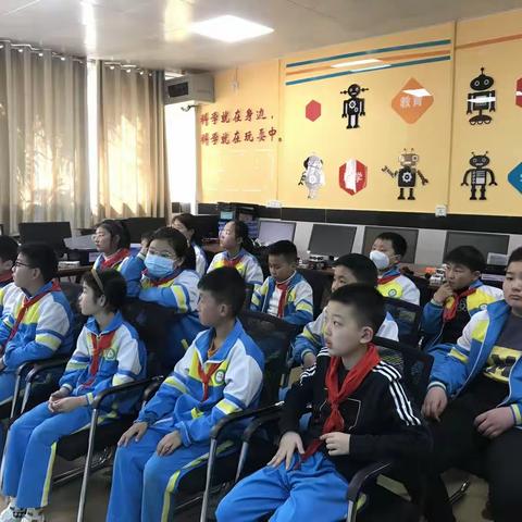 梁苑小学机器人课堂