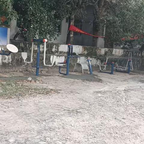 第五小组道路破损、公益广告宣传栏老旧问题汇报