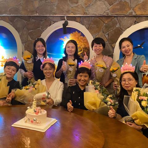 美女们生日快乐🎂🎈🎁感恩遇见～相知相识的第7个年头🥰，未来的日子我们继续一起开心幸福快乐😘