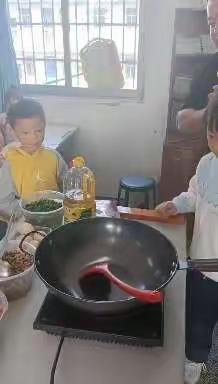 益师附小2111班劳动课教“蛋炒饭”  教室有了烟火味