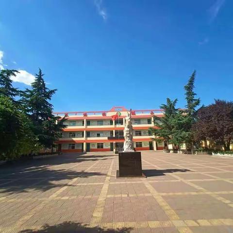 阳春三月百花艳 不负韶华我最美——井店三街小学三月份最美评选