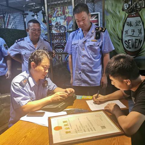 南长街道办事处集中开展沿街商铺整治行动
