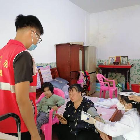 网格员暖心助力辖区老人疫苗接种工作