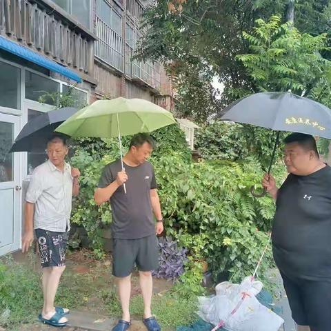 工业街道办事处心系群众，大雨中排查危房险情