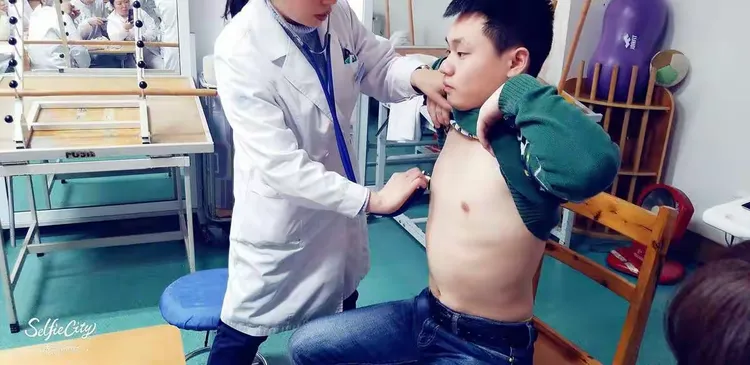 叩：对于叩诊手法及叩诊音的鼓音及清音进行了指导
