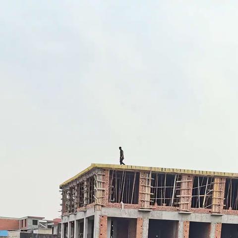 我该陪伴建筑工人的儿子了