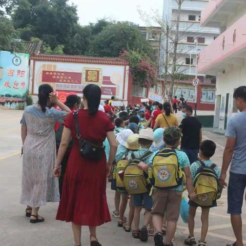 扶绥向阳实验婴幼儿园毕业班幼小衔接 ――助力成长，体验小学