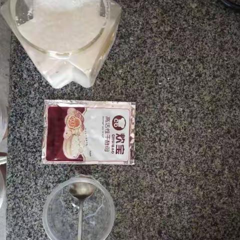 大家好，我是五二班的蒋紫悦，酵母和白糖合在一起竟然能变成酒