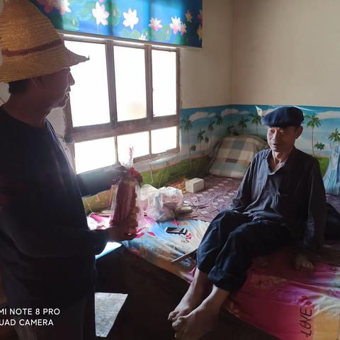 小月饼传递大爱心——重兴镇东风村开展中秋节慰问活动