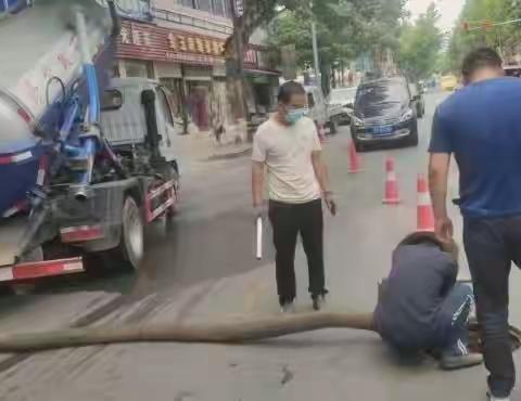 排难解忧疏通下水管道为群众办实事