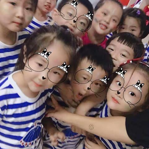 七彩童年幼儿园2018年毕业典礼邀请函