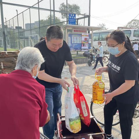 小井村组织开展九九重阳节敬老活动