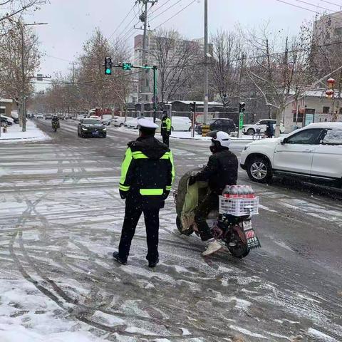 风雪我在岗，元氏公安交警雪中保畅通