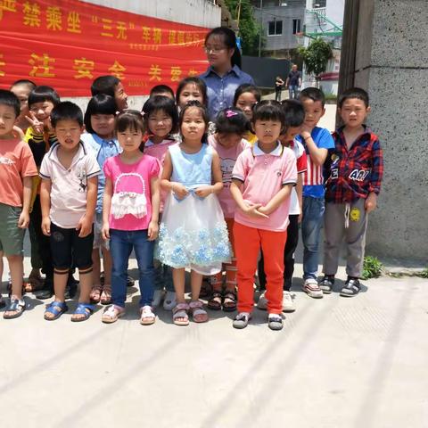 走进小学，感悟成长——彭括幼儿园大班参观小学活动