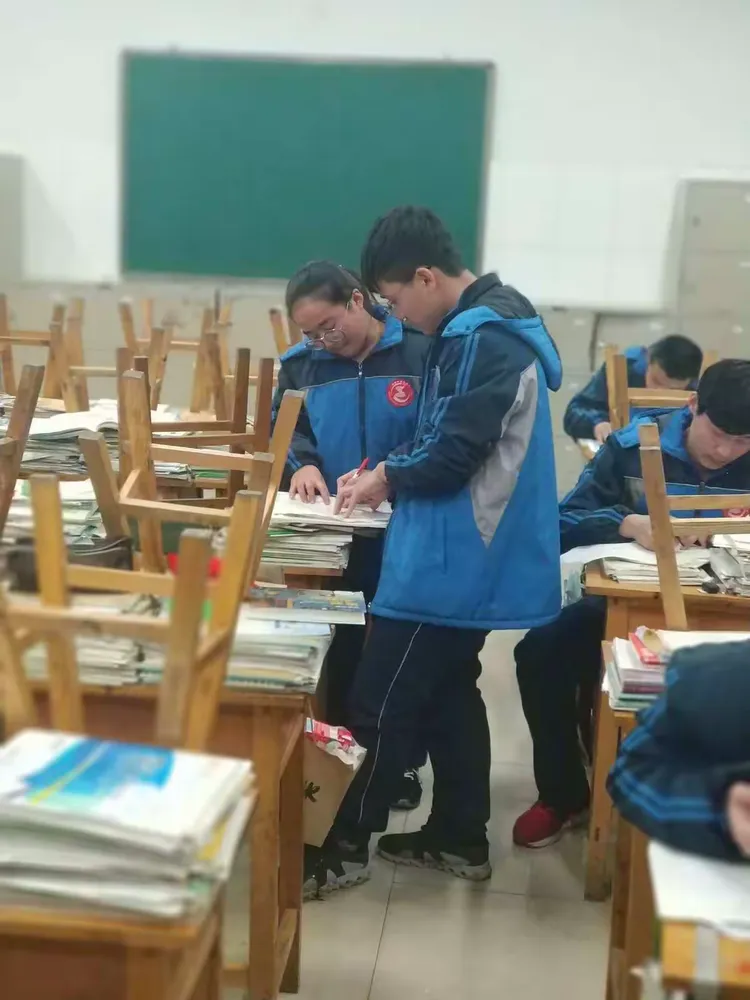 披星戴月看我青春无悔,战天斗地由我勇立潮头