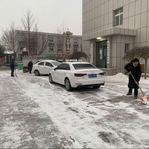 工信局组织机关干部开展扫雪活动