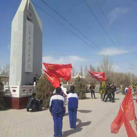 明永镇中心学校组织部分教师和青年团员和少先队员前往西城驿烈士陵园“缅怀革命先烈，弘扬爱国精神”。