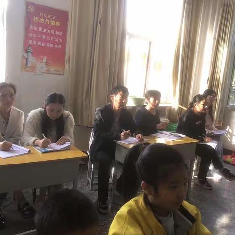 组内听课展风采 相互学习促进步