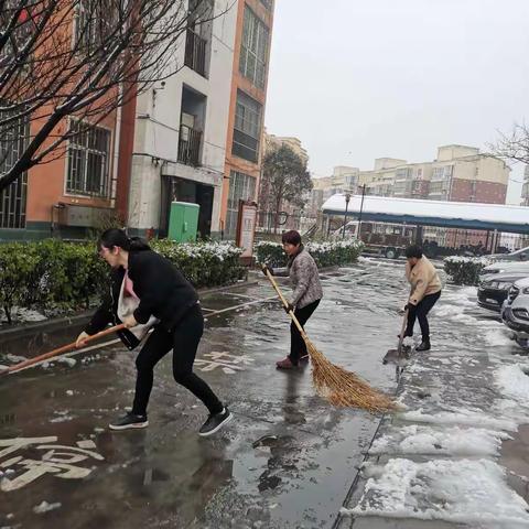 【巩义市新时代文明实践】站街镇寺沟村志愿者清扫积雪活动