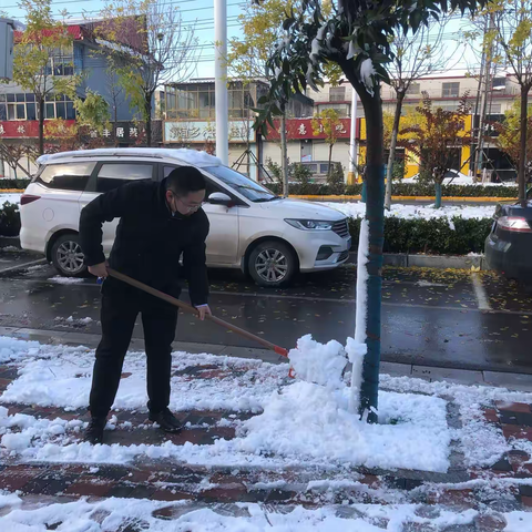 无极县花园路居委会清扫广场积雪践行《石家庄垃圾分类管理条例》