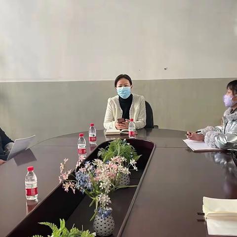 富区档案馆组织学习区委十二届八次全会报告