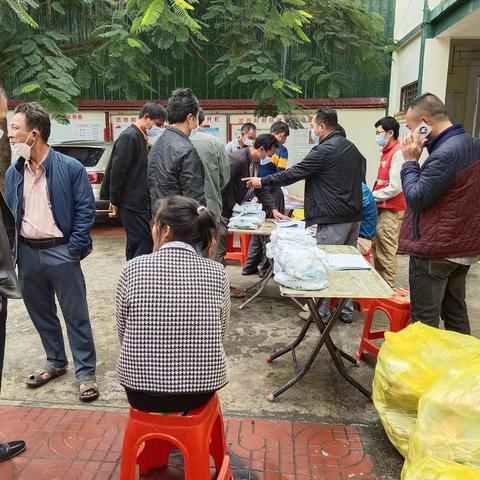 凤停村网格员协助村委开展“健康包”发放活动