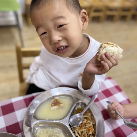 实幼田的小苗苗——记2022级五班孩子们的第二天午餐与午休