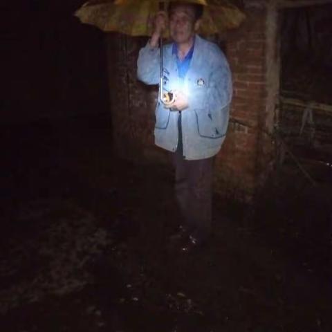 白寨镇全员投入确保群众安全度汛