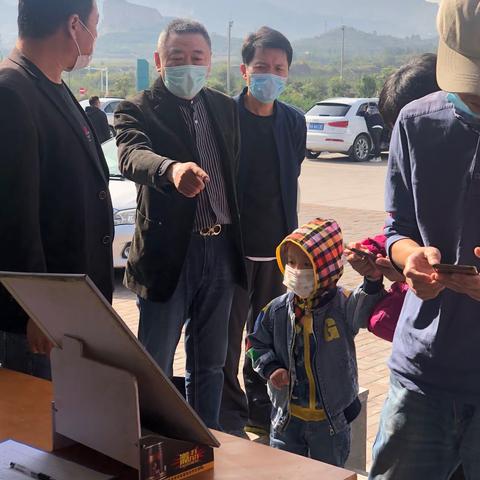 “双节”假期，管理处第一书记王子才前往平山服务区检查指导防疫工作