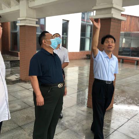 市交通运输局高速公路管理处处长王宝文到平山服务区检查专项整治工作